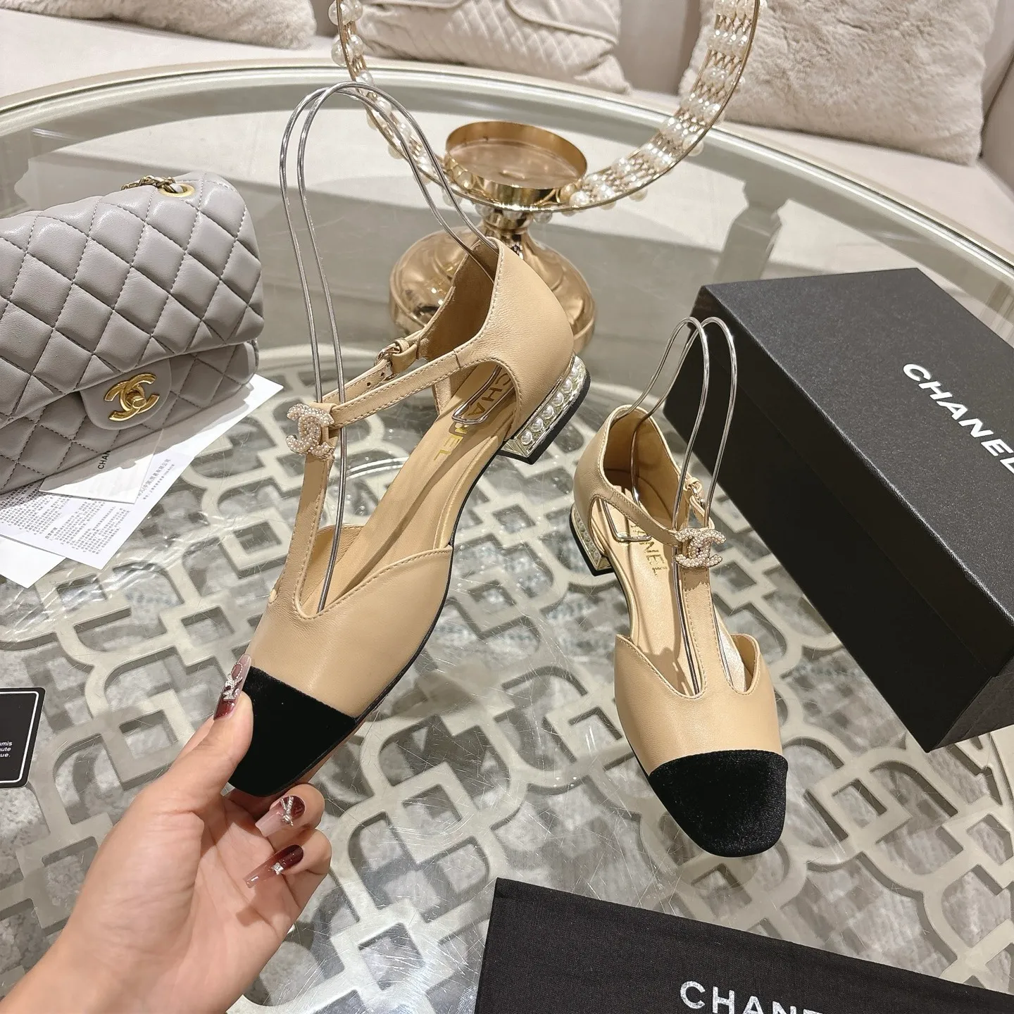 👟👟Ex-factory price 560👟👟 25ss early autumn new Xiaoxiang Chanel pearl double C buckle T-strap Mary Jane shoes pearl heel buckle shoes doll shoe design is so cute 💥The daughter of a rich family has the sense of sight, retro sweetness and age reduction! Mary Jane's unique noble texture allows you to practice various combinations of beauty. Beauty and comfort coexist. Who can not be tempted? The high-end simple style will never go out of style when worn again and again. It vividly interprets the charm of the exclusive fragrance. More possibilities for shaping. Original molded hardware buckle. Upper: lambskin. Lining: sheepskin. Outsole: genuine leather outsole imported from Italy. Size: 35-39 (40.41 custom-made, non-refundable).